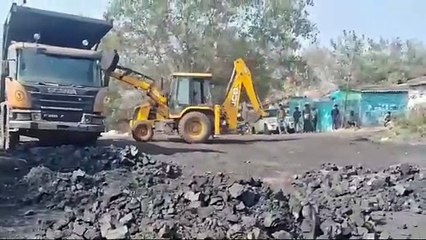 धनबाद में ट्रक सहित सैकड़ों टन अवैध कोयला जब्त, CISF और प्रशासन की कार्रवाई