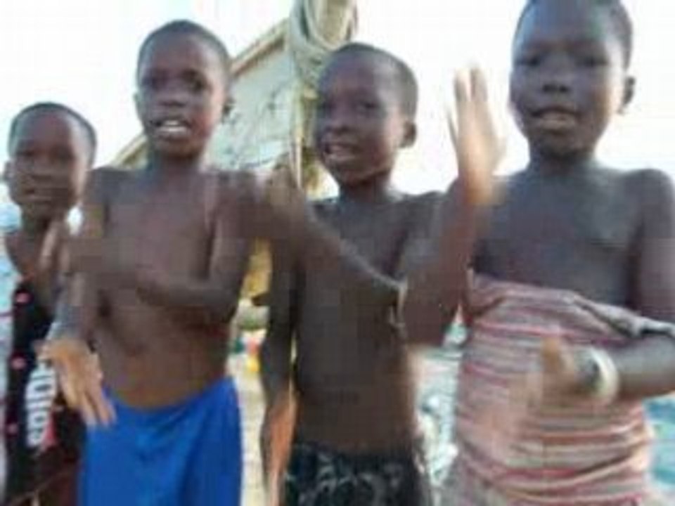Enfants chantent : "à l'école, travaillons"
