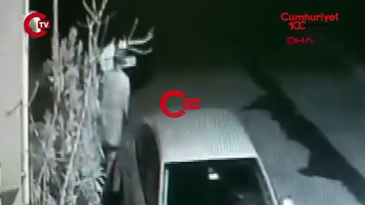 Avcılar’da pes dedirten 'kamyonet' hırsızlığı Cep telefonu ışığını kullandılar!