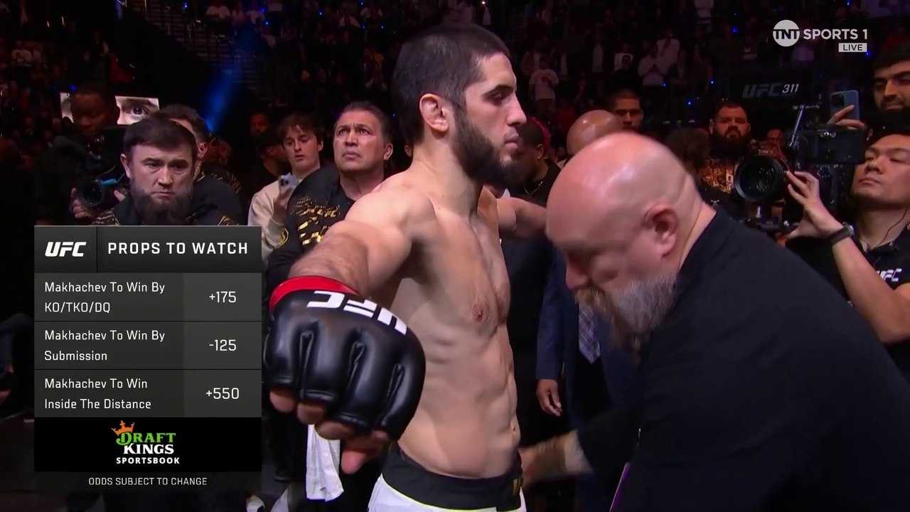 ICE COLD ENTRANCE! 🥶 UFC pound-for-pound king Islam Makhachev walks out ...