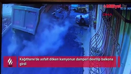Kağıthane’de asfalt döken kamyonun damperi devrilip balkona girdi