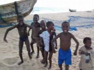 Enfants qui dansent sur la plage