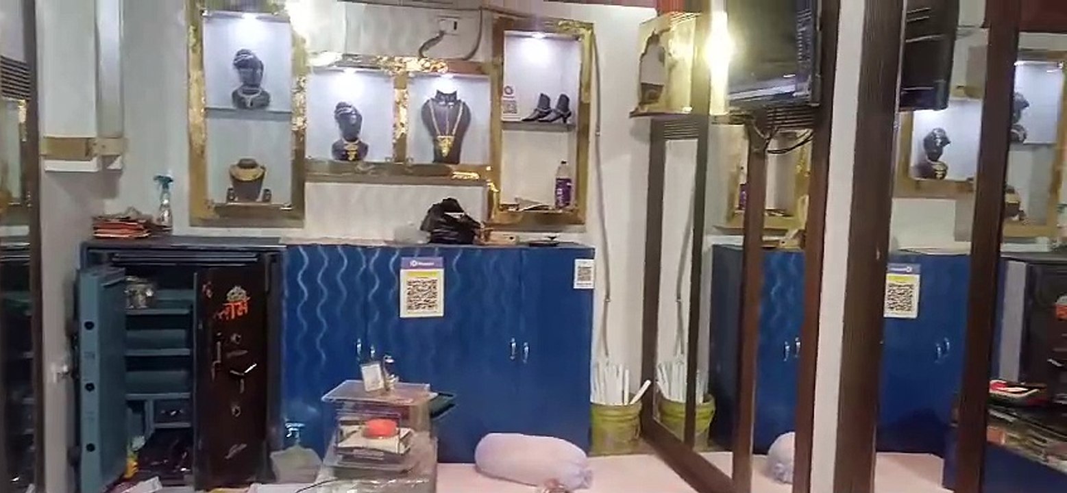 रोहतास में दुकान का शटर काट भीषण चोरी,40 लाख से ज्यादा के स्वर्ण आभूषण ज्वेलरी शॉप से चोरों ने उड़ाए ।