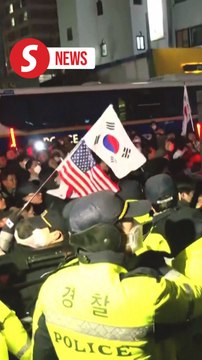 Protesters smash windows, storm South Korean court after it extends Yoon's detention
