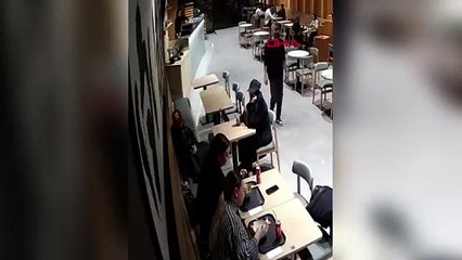 Yemek yerken çantası çalındı