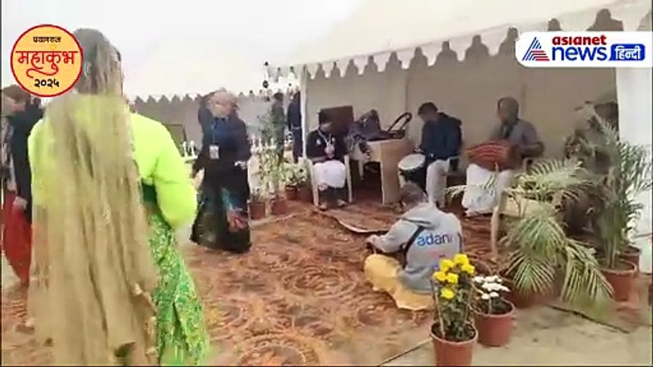 Mahakumbh 2025 में रूस-यूक्रेन से आई कीर्तन मंडली, 'हरे कृष्ण, हरे रामा' का किया जाप