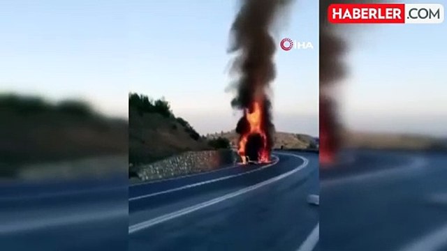 Seyir Halindeyken Alev Alev Yanan Tır Kullanılamaz Hale Geldi