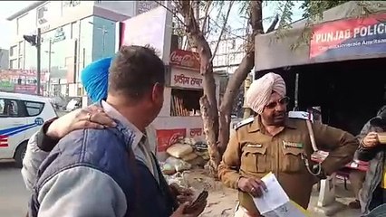 ਅੰਮ੍ਰਿਤਸਰ ਦੇ ਨਾਵਲਟੀ ਚੋਕ ਵਿਚ ਚਲਾਨ ਨੂੰ ਲੈ ਕੇ ਹੋਇਆ ਹਾਈਵੋਲਟੇਜ ਡਰਾਮਾ