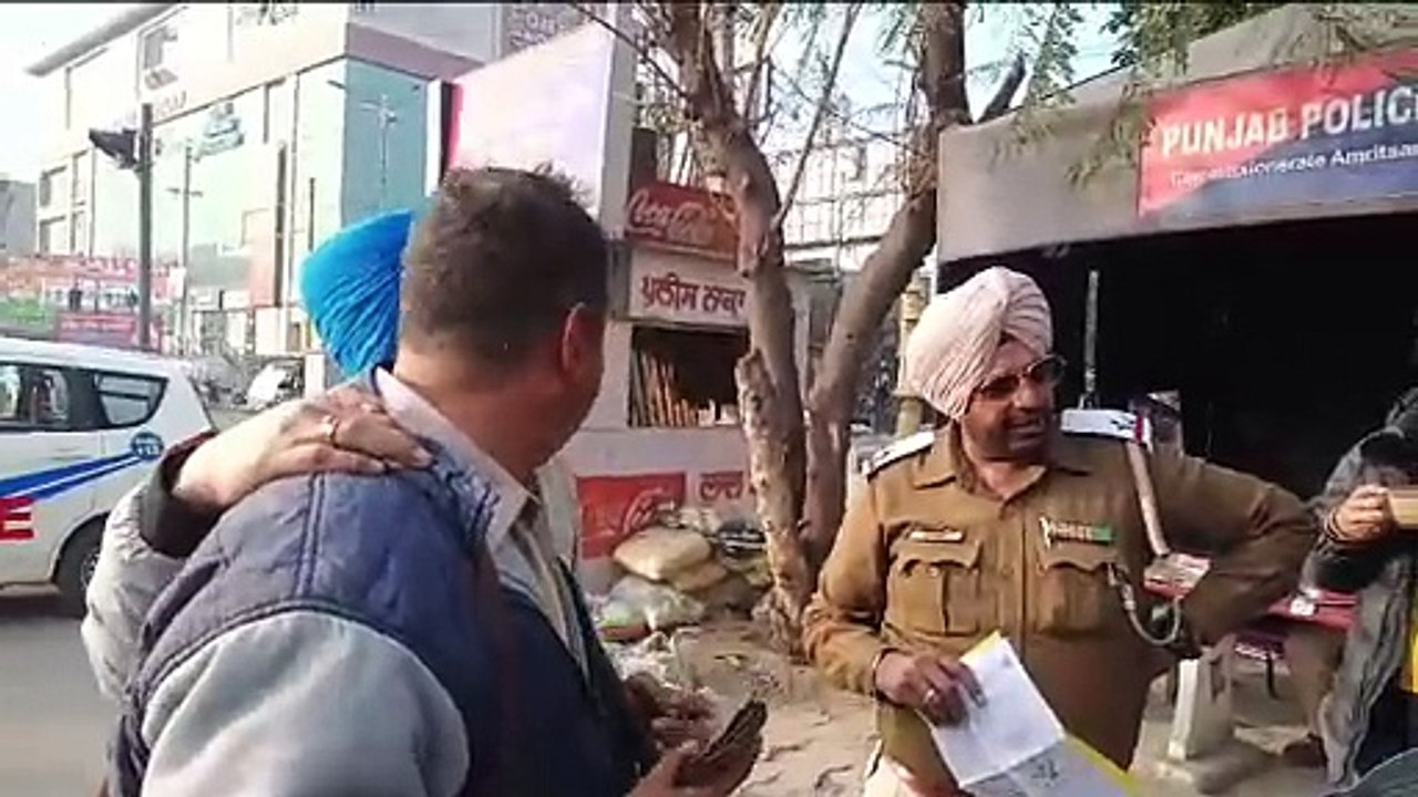 ਅੰਮ੍ਰਿਤਸਰ ਦੇ ਨਾਵਲਟੀ ਚੋਕ ਵਿਚ ਚਲਾਨ ਨੂੰ ਲੈ ਕੇ ਹੋਇਆ ਹਾਈਵੋਲਟੇਜ ਡਰਾਮਾ