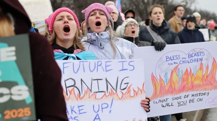Miles de personas se manifiestan contra Trump en Washington