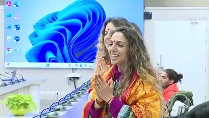 इटली से आए योग साधकों ने CM को सुनाई मानस की चौपाइयां दुर्गा स्तुति, मंत्रमुग्ध हुए योगी