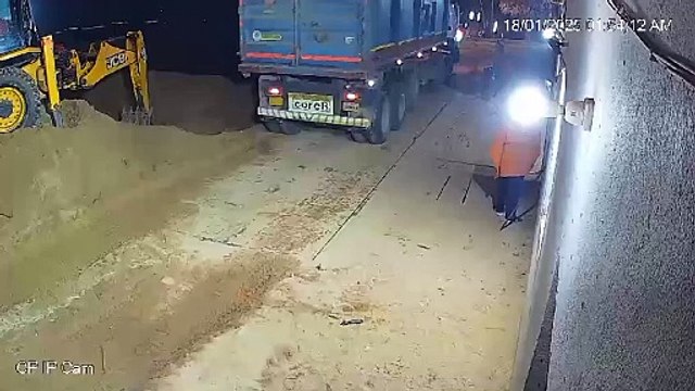 बालू घाट के कैश काउंटर में बदमाशों का तांडव, तोड़फोड़ कर 5 लाख रुपए लूटे, CCTV में कैद वारदात