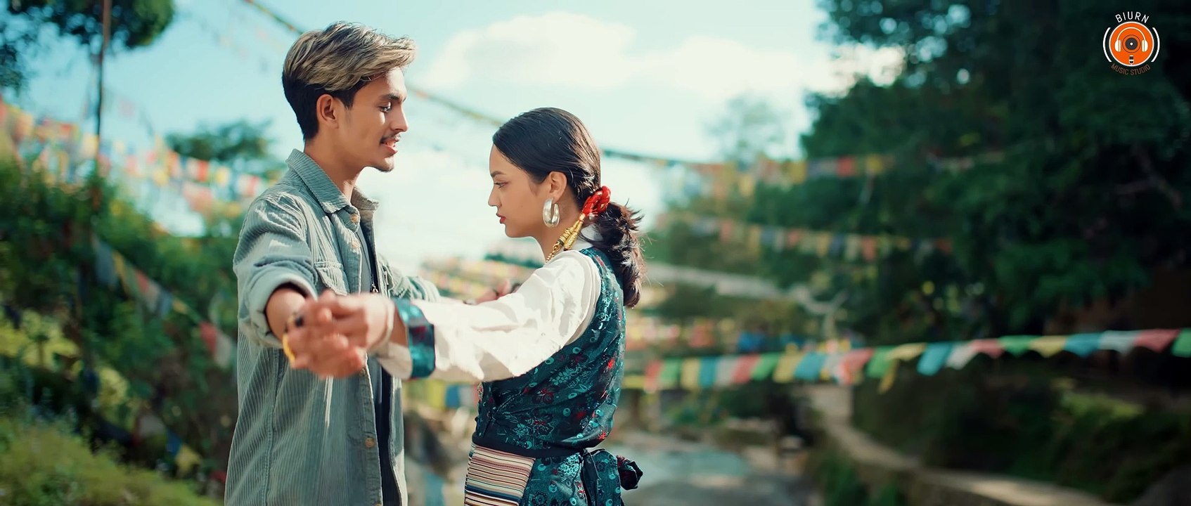 Urgen Dong - Lajalu Mayalu - Annu Chaudhary ft Bijay Dong _ Aakansha Acharya _ Birendra Dong( MV )(4K_HD)