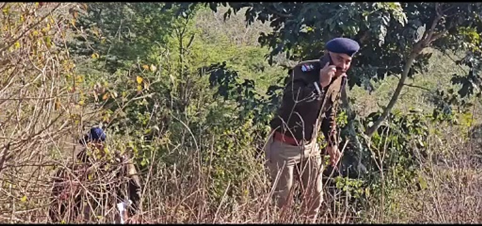 झाड़ियों में मिला अर्धनग्न अवस्था में महिला का शव,हत्या की आशंका,पुलिस जांच में जुटी