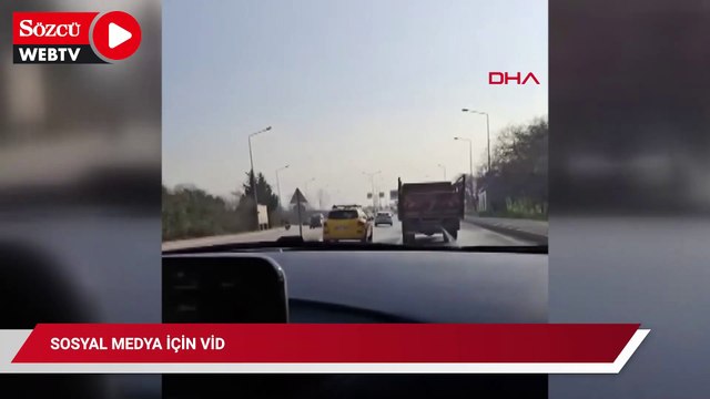 Otomobilde, sosyal medya için video çekerken motosiklet kazasını görüntüledi