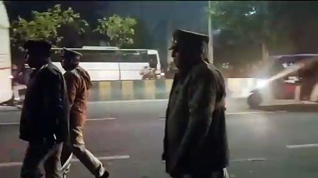 गणतंत्र दिवस से पूर्व नोएडा में अलर्ट, पब्लिक प्लेस पर बीडीडीएस, डॉग स्क्वायड टीम के साथ चैकिंग