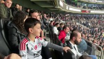 Beşiktaşlı minik taraftar Ali Çıldan, vapurdaki coşkulu tezahüratlarını bu kez locada yaptı