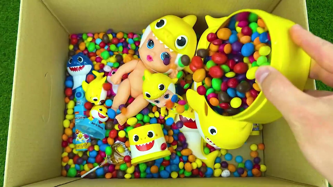 Sweet Celebration with Baby Shark Toys and Candies