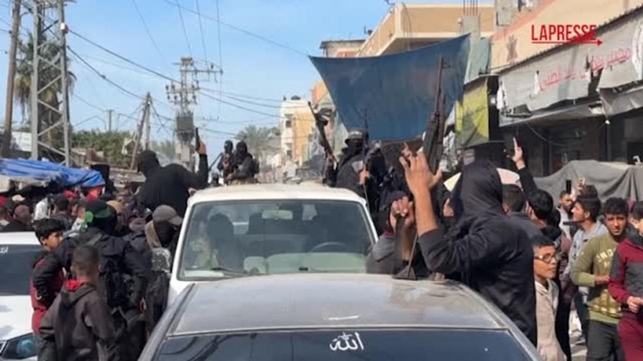 Gaza, i militanti armati di Hamas celebrano il cessate il fuoco