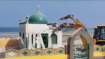 તંત્રની મેગા ટીમ સાથે દ્વારકામાં મેગા ડિમોલિશન, ગેરકાયદે બાંધકામો અને ધાર્મિક સ્થળો પર ફરી વળ્યું બુલડોઝર