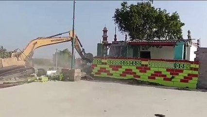તંત્રની મેગા ટીમ સાથે દ્વારકામાં મેગા ડિમોલિશન, ગેરકાયદે બાંધકામો અને ધાર્મિક સ્થળો પર ફરી વળ્યું બુલડોઝર