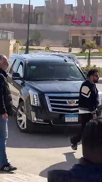 ياسمين عبد العزيز وشقيقها وائل في جنازة والدهما