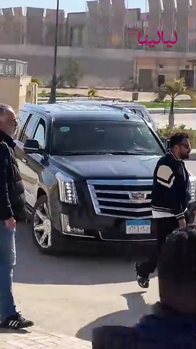 ياسمين عبد العزيز وشقيقها وائل في جنازة والدهما