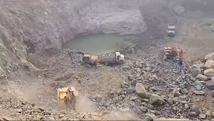 ବେଆଇନ କଳା ମୁଗୁନି ପଥର ଖାଦାନରେ ଚଢ଼ାଉ