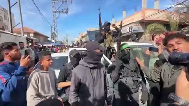 شاهد: عناصر القسام في شوارع دير البلح.. مسلحون فلسطينيون يحتفلون بوقف إطلاق النار في غزة