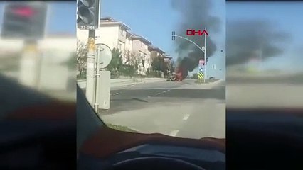 İstanbul- Arnavutköy'de seyir halindeki otomobil alev alev yandı