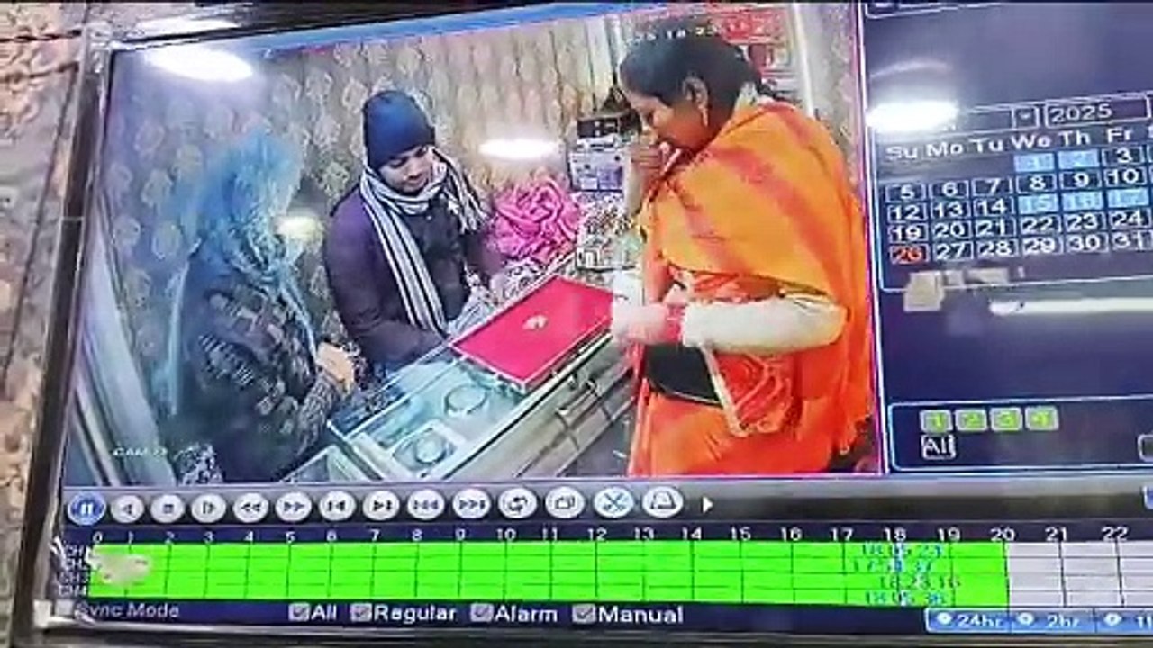 सोना खरीदने पहुंचे बंटी-बबली ने ज्वेलर्स की दुकान में की चोरी, मुंह में बालियां रखकर हुए फरार, सीसीटीवी में कैद हुई घटना