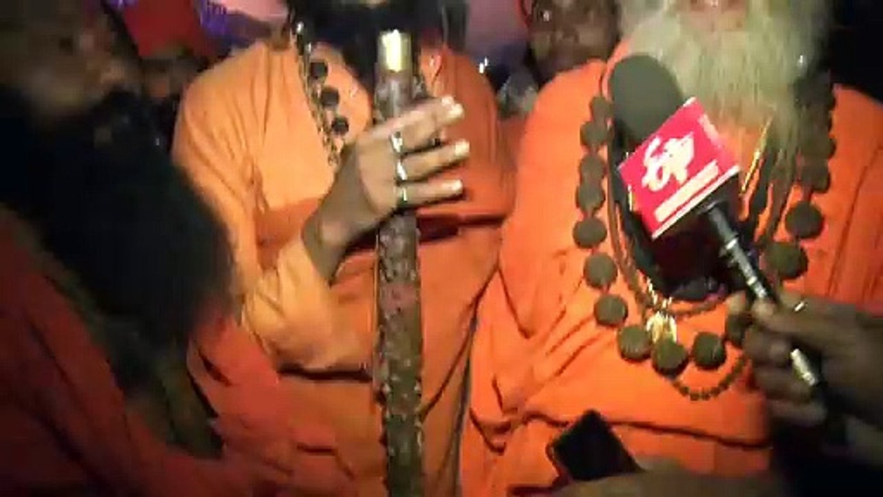 कुंभनगर में लगी आग के दौरान साधु संतों के साथ क...