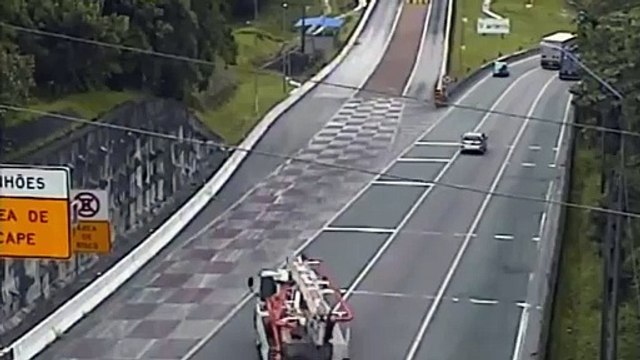 Em três horas, caminhões com cimento e aço ficam sem freios e usam área de escape na BR-376