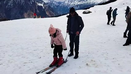 विश्व हिम दिवस के अवसर पर औली में पर्यटकों का उमड़ा सैलाब, 75 वर्षीय पद्म श्री, मोहन सिंह गुंजियाल भी पहुंचे स्कियरो के बीच।