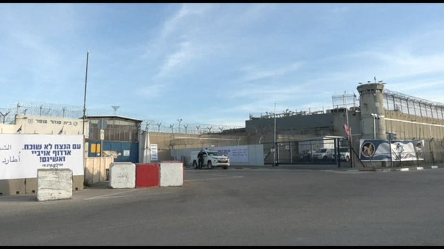 Attesa alla prigione di Ofer per liberazione dei detenut palestinesi
