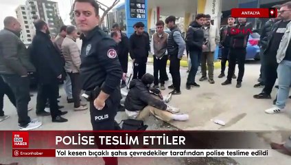 Şanlıurfa'da yol kesen bıçaklı şüpheliyi çevredekiler etkisiz hale getirdi