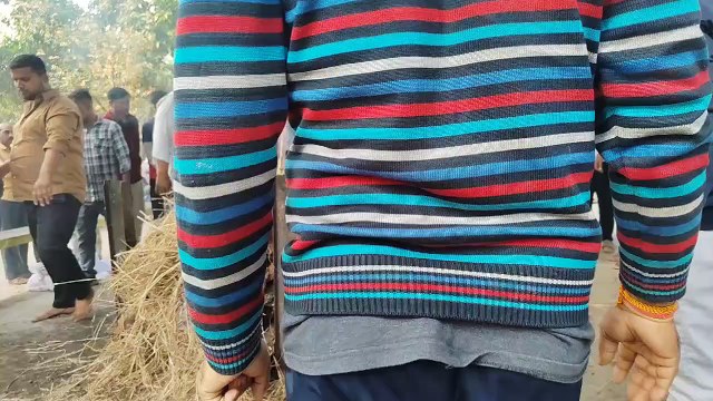 नहीं था कोई बेटा तो पिता को मुखाग्रि देने श्मशान तक गई़ बेटियां, दृश्य देख श्मशान में रो पड़ा हर कोई