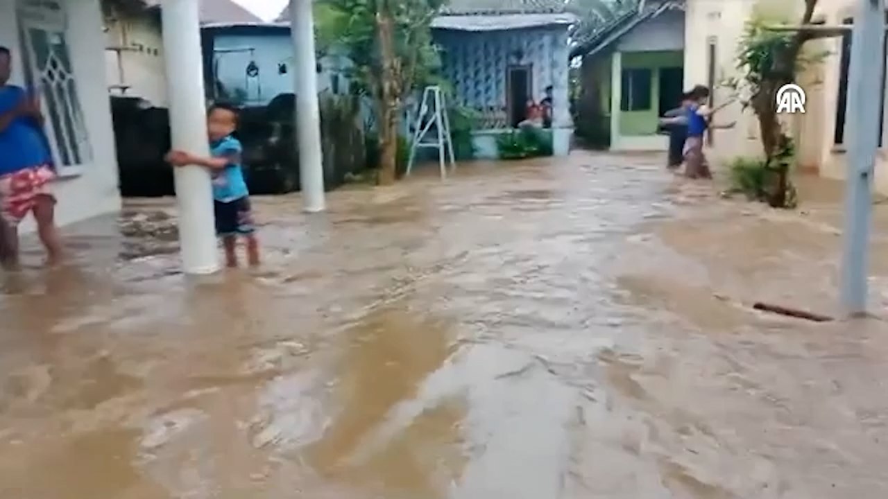 Endonezya'da sel ve toprak kayması nedeniyle 16 kişi öldü