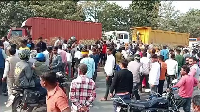 पिकअप और ट्रैक्टर ट्राली में जोरदार भीषण भिड़ंत, ट्रॉली में सवार करीब डेढ़ दर्जन घायल, 6 घायलों की हालत बेहद नाजुक, ट्रैक्टर ट्राली सवार खेरागढ़ से भात देकर वापस लौट रहे थे