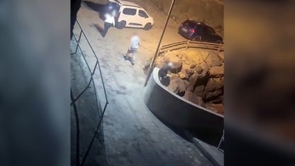 Personas arrojan escombros al mar en La Viuda (Candelaria)