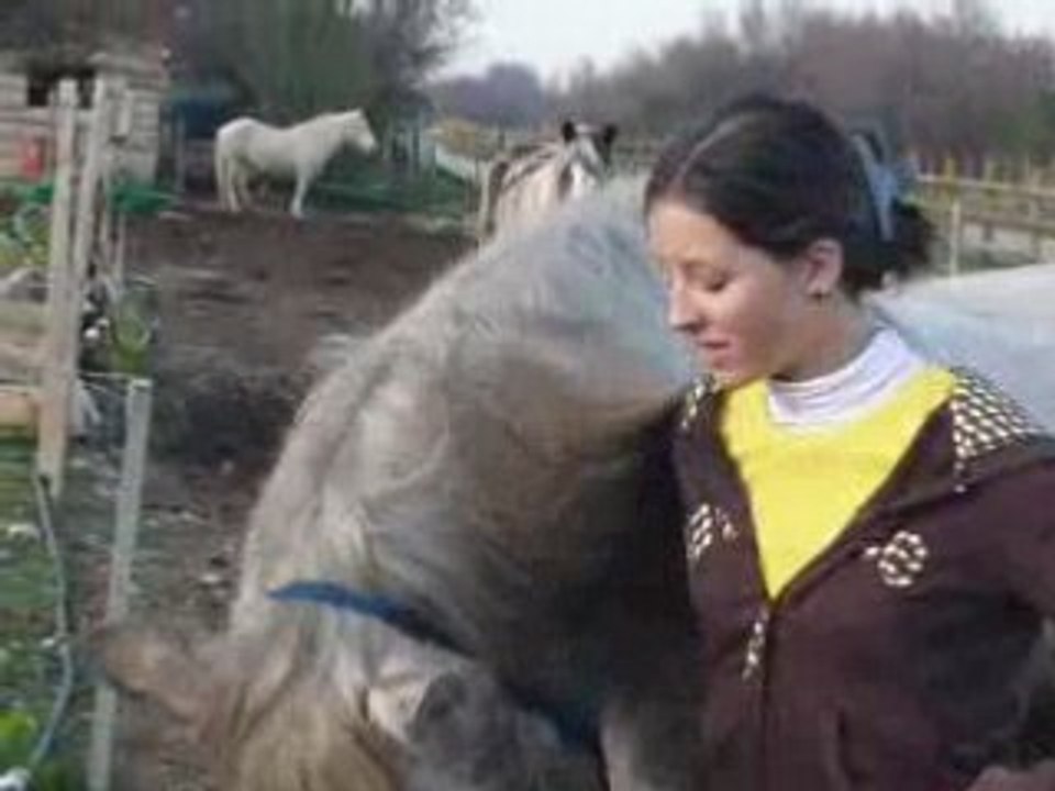 julie ki pose avec falco