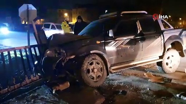 Kamyonet ile hafif ticari araç kafa kafaya çarpıştı: 3 yaralı