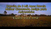 Convite de 2 Mil Anos Revela Mulher Chamando Amiga para Aniversário: 