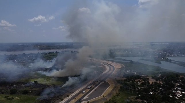 Cerca de 135 familias son evacuadas a causa de un voraz incendio a orillas del río Paraguay
