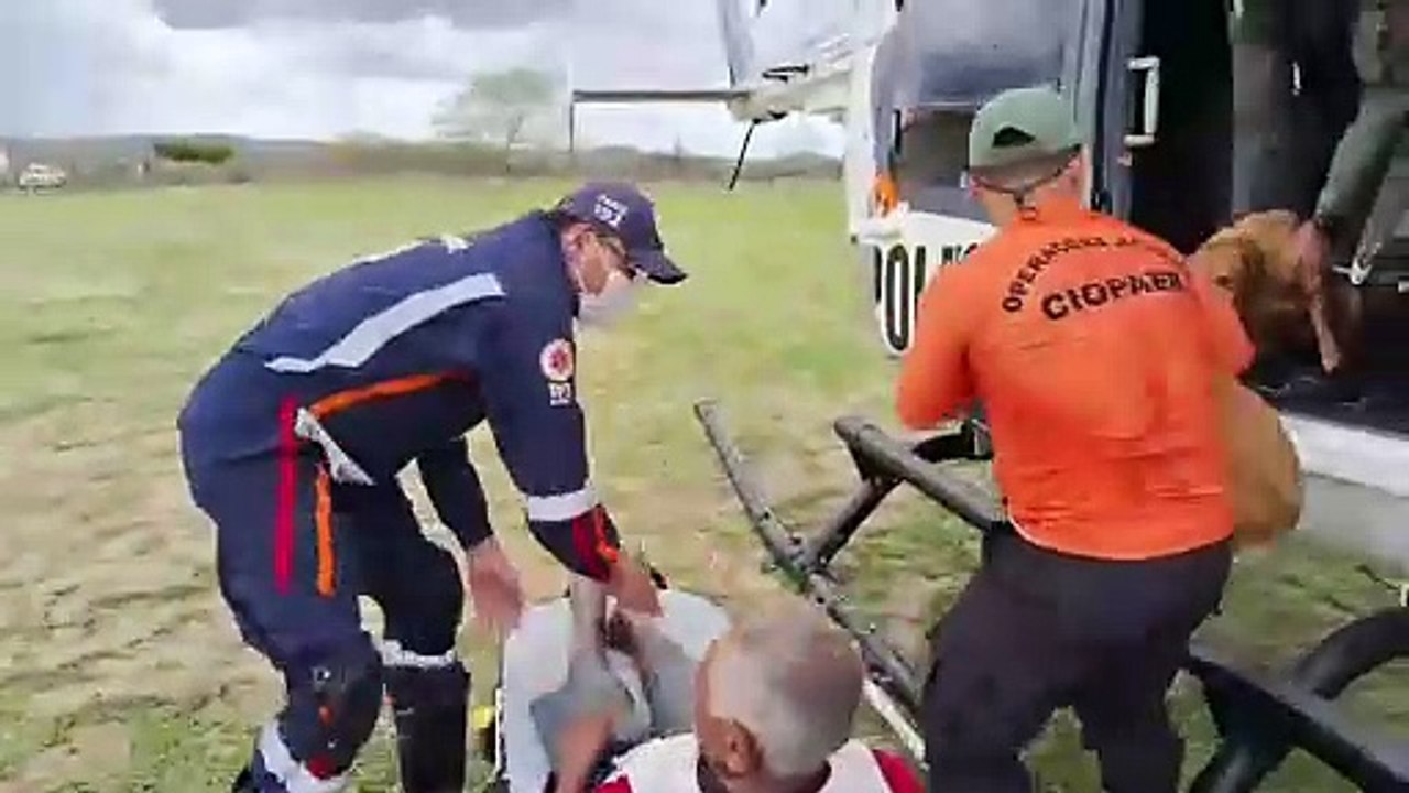 Idoso e cachorros são resgatados de enchente no Ceará