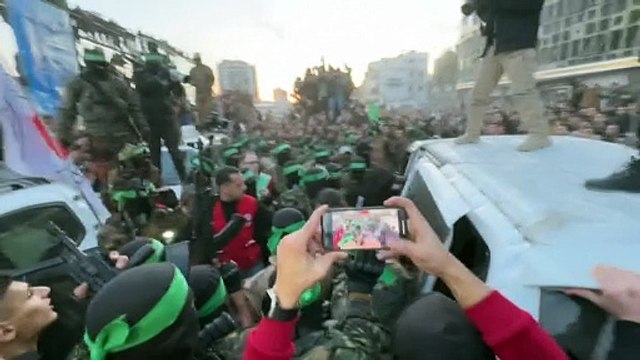 Las primeras rehenes liberadas durante la tregua con Hamás en Gaza llegaron a Israel