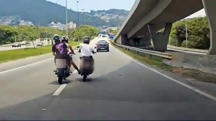 Motociclista “empurra” outra moto enquanto dirige em show de imprudência em Florianópolis