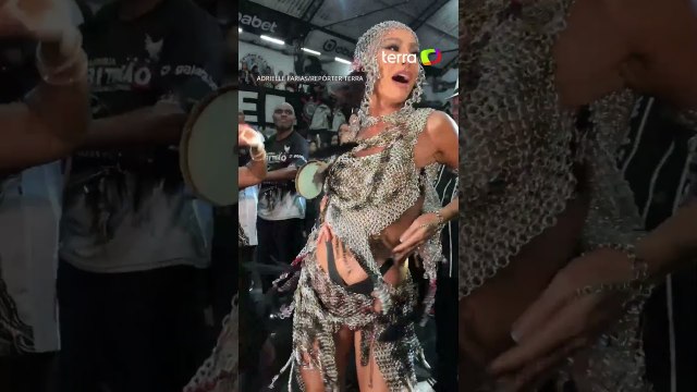 Após casamento, Sabrina Sato se prepara para o carnaval e brilha em ensaio geral da Gaviões da Fiel