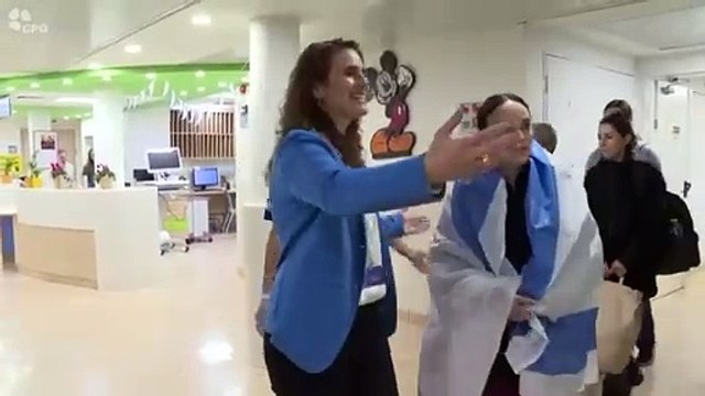 Video: el emotivo reencuentro de las tres primeras rehenes israelíes liberadas con sus familias