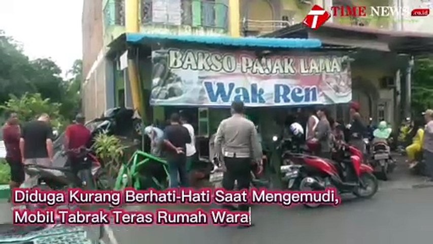 Diduga Kurang Berhati-Hati Saat Mengemudi,  Mobil Tabrak Teras Rumah Waraga.